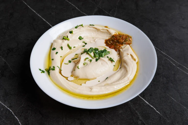 צלחת חומוס חלק עם שמן זית ופטרוזיליה