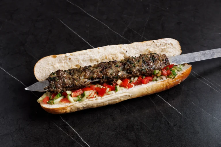 כריך קבב על האש בבאגט עם ירקות