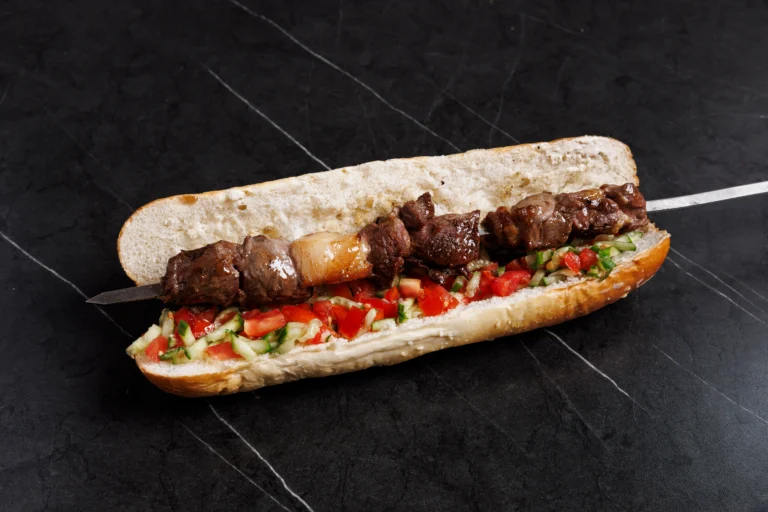 כריך נתחי בשר בבאגט עם ירקות