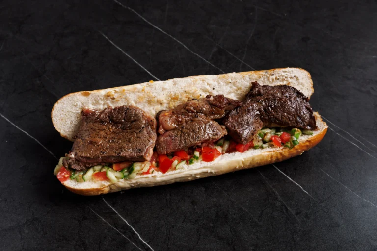כריך נתחי סטייק בבאגט עם ירקות