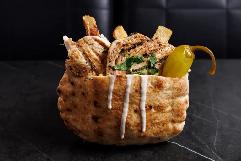 פיתה עיראקית גדושה בפרגית וצ'יפס