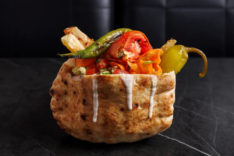 פיתה עיראקית גדושה בבשר, ירקות וחמוצים